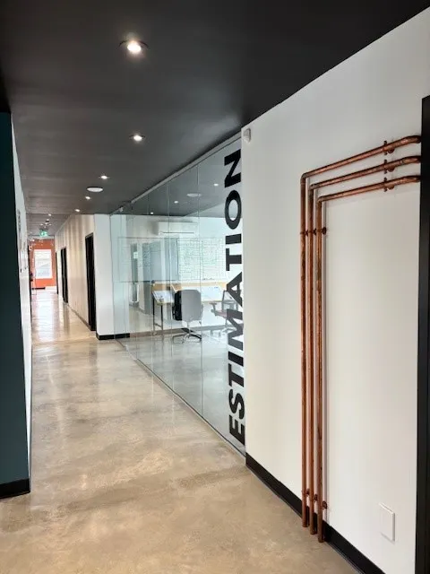Corridor des bureaux menant au service d'estimation