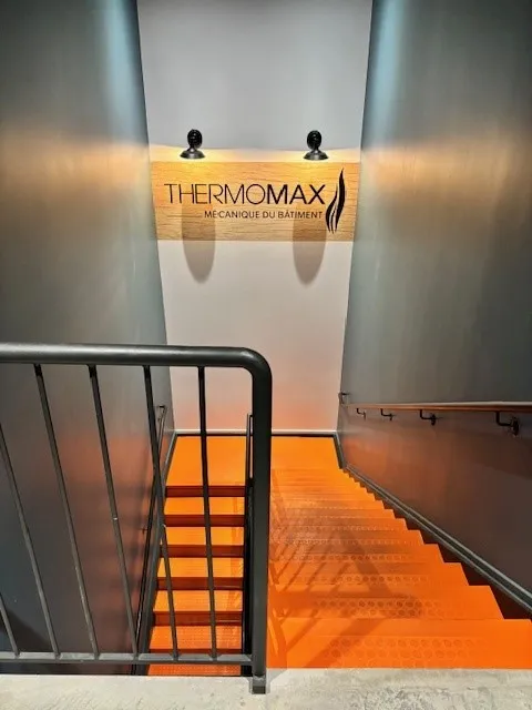 Cage d'escalier des bureaux avec l'enseigne Thermomax