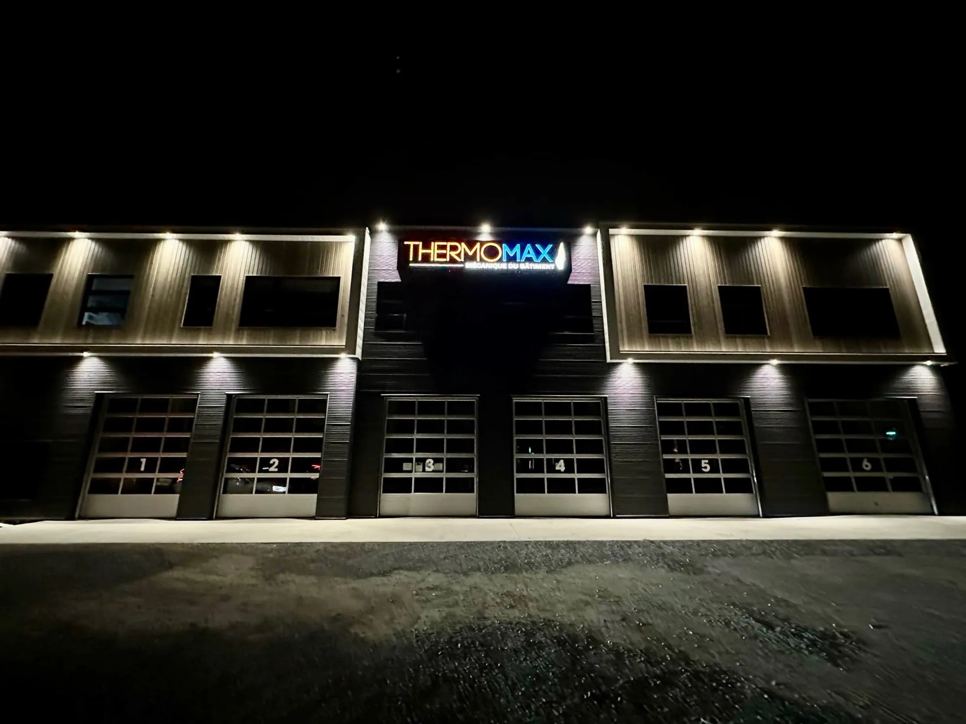 Façade éclairée des locaux de Thermomax en soirée