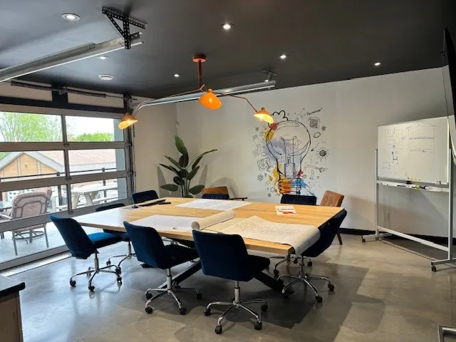 Salle de conférence avec grande table de travail