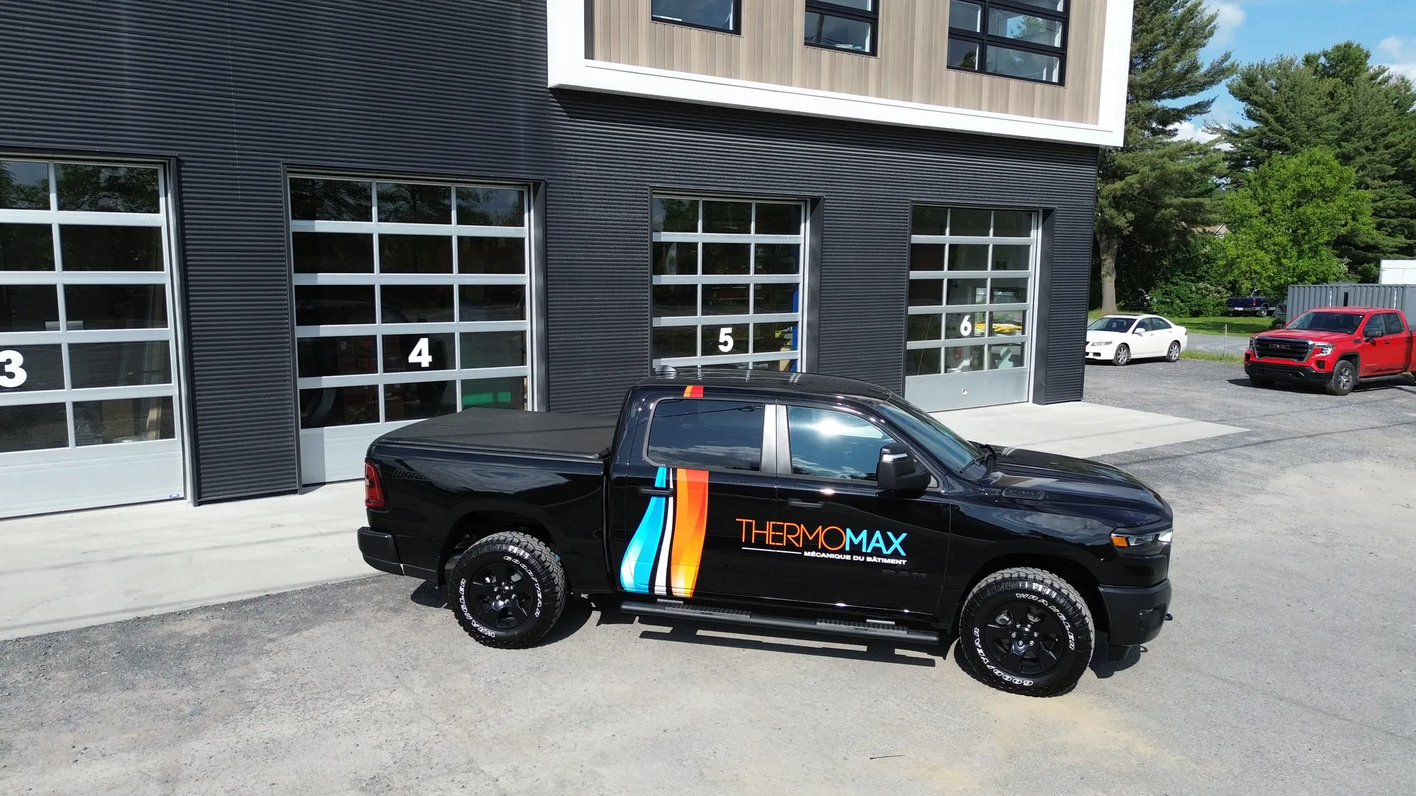 Camion de service Thermomax devant l'atelier