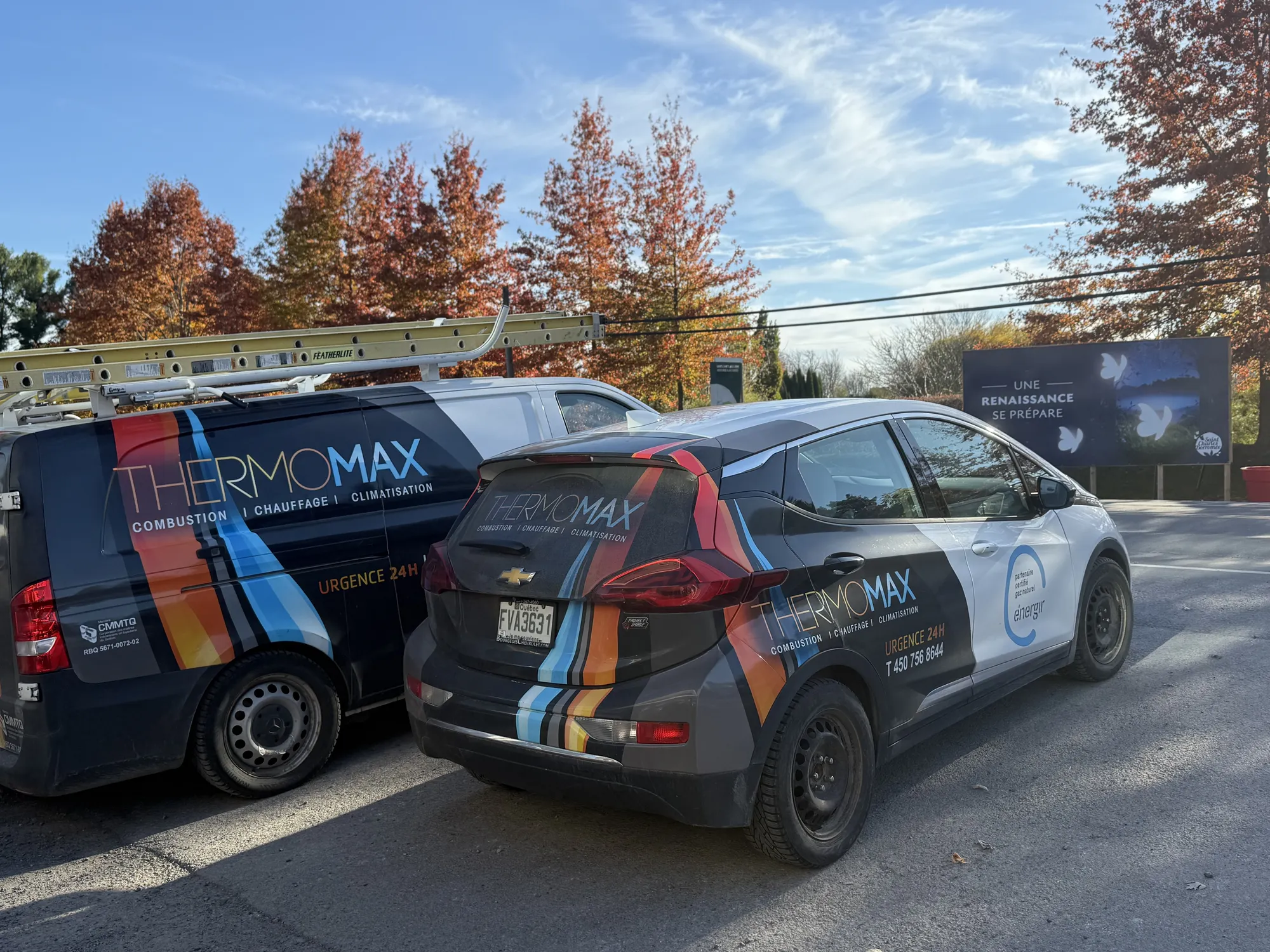 Fourgon de service et voiture électrique aux couleurs de Thermomax