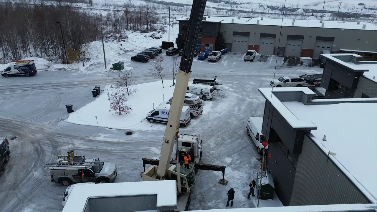 Grue de levage et véhicules de service sur un chantier